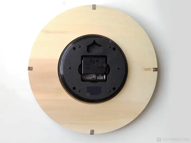 CL-9706 Tiel ティール 電波掛け時計 の裏側 の写真