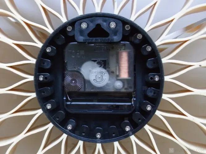 CL-9903 Leffard ルファール 壁掛け時計 裏側の時計のデバイスがわかる写真