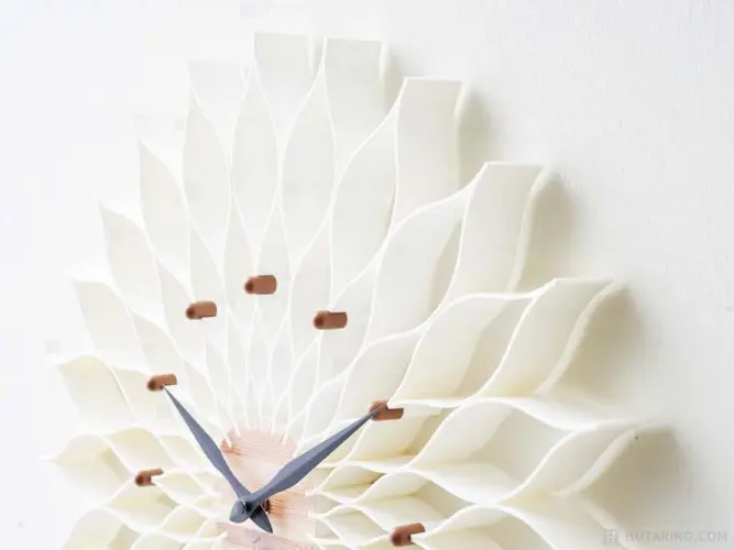 CL-9903 Leffard ルファール 壁掛け時計 WHを斜め上から見た写真