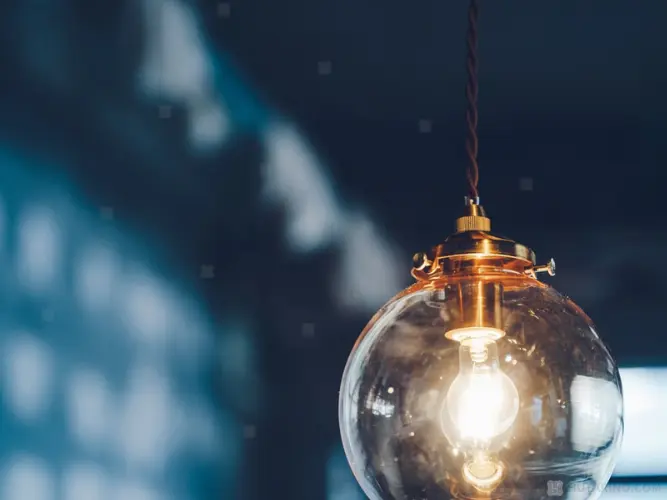 LT-3976 Riquet リケー アンバーを点灯させた写真