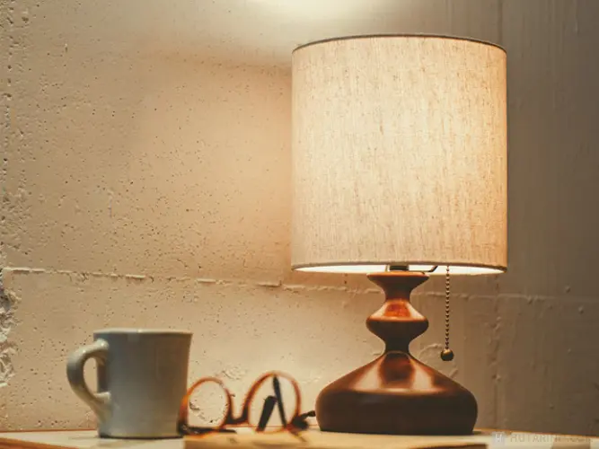 LT-3985 Tove トーヴェ サイドテーブルに設置して横から見た写真