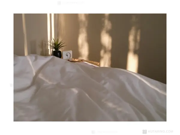 寝室にステップムーブメントの時計を置いた写真