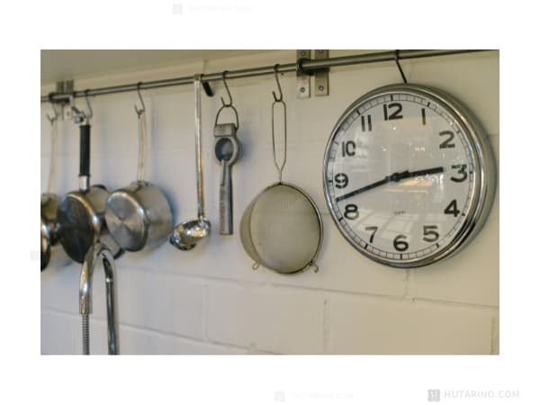 ステップムーブメントの時計をキッチンで使用した写真