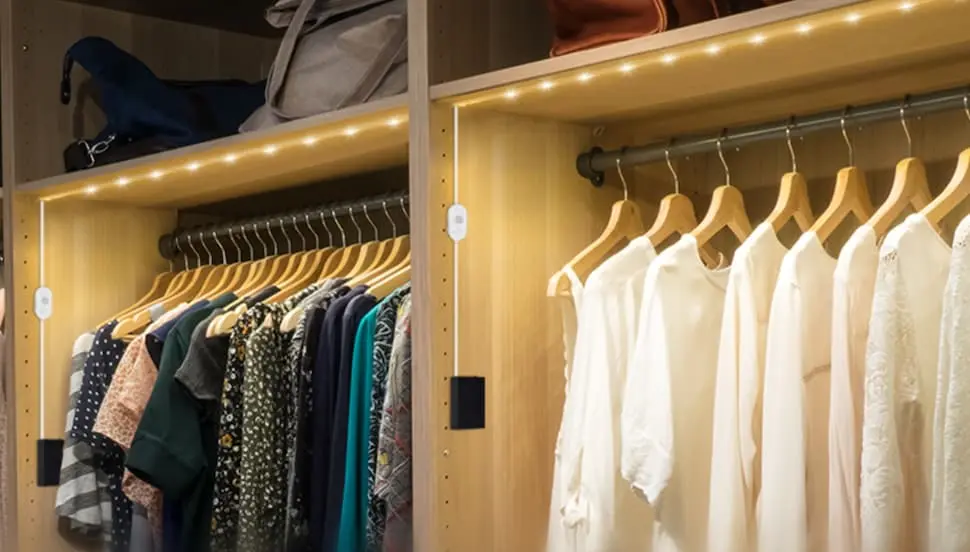 テープライトをクローゼットで使用した写真