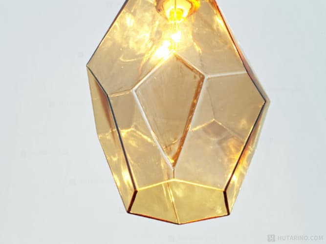 lt-4075 Lapiss ラピス ペンダントライト ガラスセードが光を反射している写真