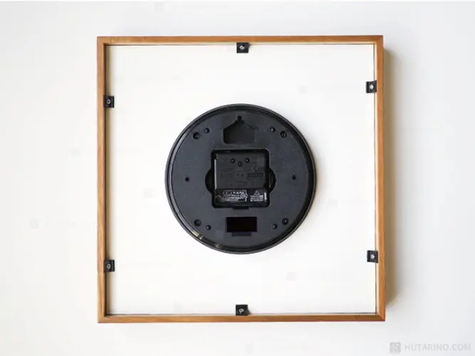 CL-4059 Cadre カードル 電波時計 の裏面のデバイスがよくわかる写真