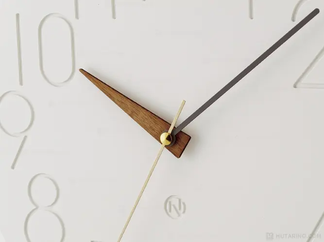 CL-4168 Smuk スムーク ゴールドの秒針、特徴的な形の木製の短針とブラックの長針