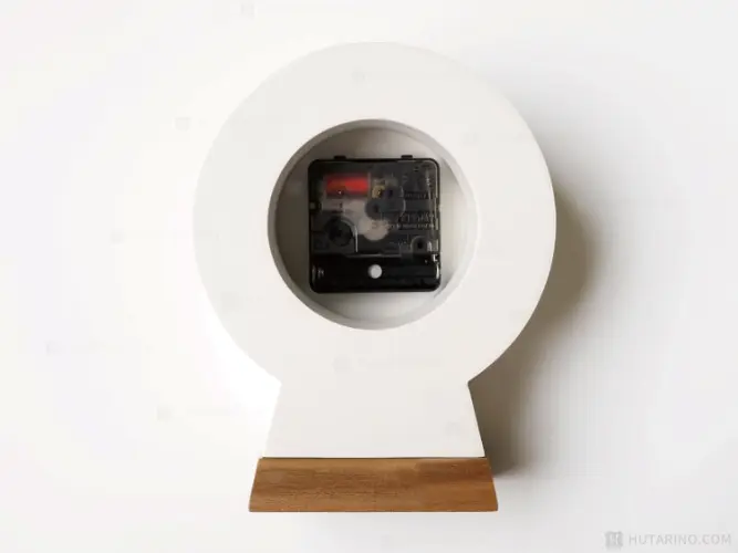 CL-4097 Polku ポルク テーブルクロックの背面のデバイスがよくわかる写真。音がしないスイープムーブメント