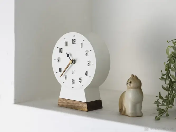 CL-4097 Polku ポルク テーブルクロック オブジェと並べた写真