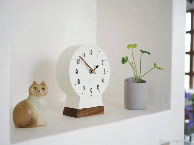 CL-4097 Polku ポルク テーブルクロック をオブジェと一緒に並べた使用イメージ写真