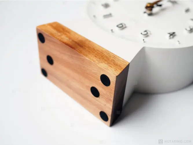 CL-4097 Polku ポルク テーブルクロックの底面の写真。滑り止めがついています