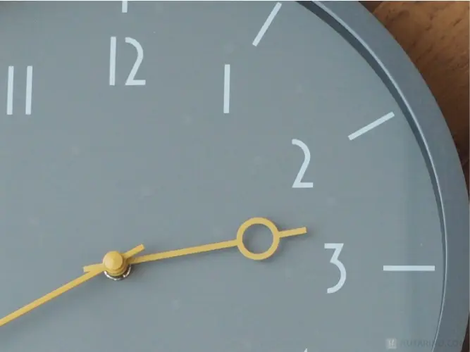 CL-4344 Veteli ヴェテリ ウォールクロック GYの文字盤と針のデザインがわかる写真