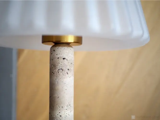 LT-4360 LT-4362 Mieto ミエト フロアライト トラバーチン(大理石)の素材がわかる写真