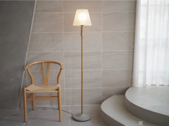 LT-4360 LT-4362 Mieto ミエト フロアライト 椅子の横に設置した写真
