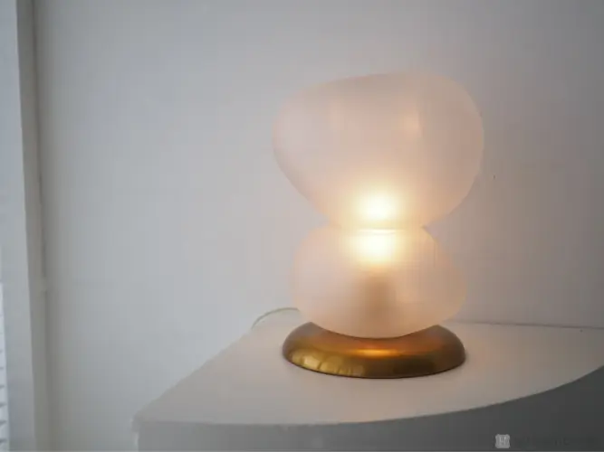 LT-4381 LT-4383 Uninen ウニネン テーブルライト 点灯させた写真