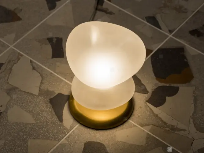 LT-4381 LT-4383 Uninen ウニネン テーブルライト 斜め上から見た写真