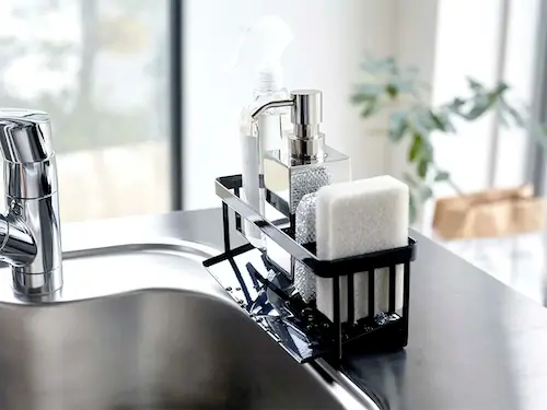 山崎実業 tower 水が流れるスポンジ＆ボトルホルダー タワー 使用イメージ写真