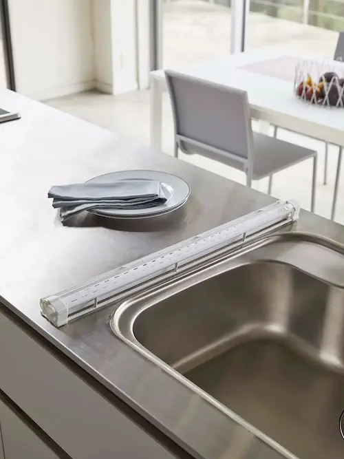 山崎実業 tower 折り畳み水切り タワー シリコーントレー付き（S/L）使用イメージ 収納時の写真